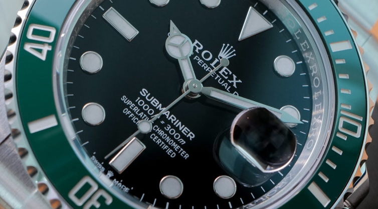 Rolex Submariner Date 126610LV green bezel detail 3
