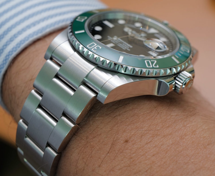 Rolex Submariner Date 126610LV green bezel detail 4