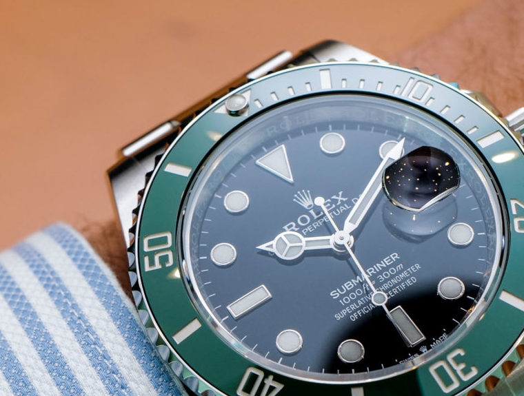 Rolex Submariner Date 126610LV green bezel detail 5